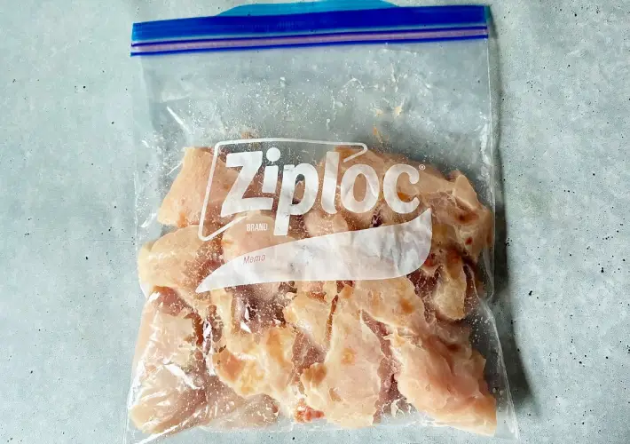 ジッパー付き保存袋に鶏むね肉と梅干しを入れて揉み込んだ画像（撮影：エニママ）