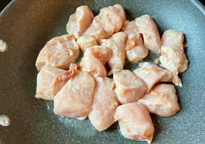 鶏むね肉を焼いている画像（撮影：エニママ）
