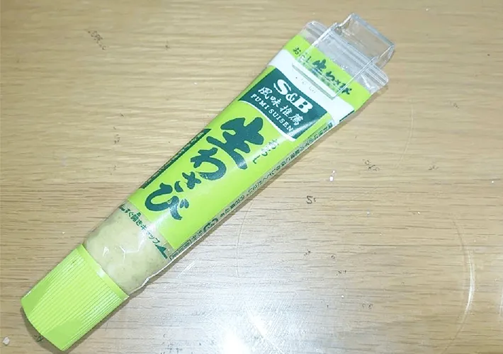 薬味チューブをわさびチューブに取り付けた画像（撮影:エニママ）