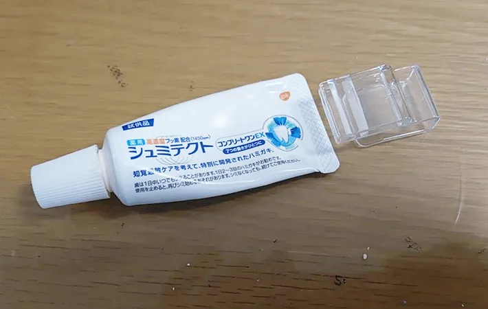 歯磨き粉と薬味チューブフックの画像（撮影:エニママ）