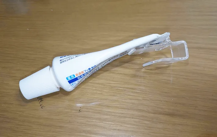 薬味チューブフックを歯磨き粉に取り付けている画像（撮影:エニママ）
