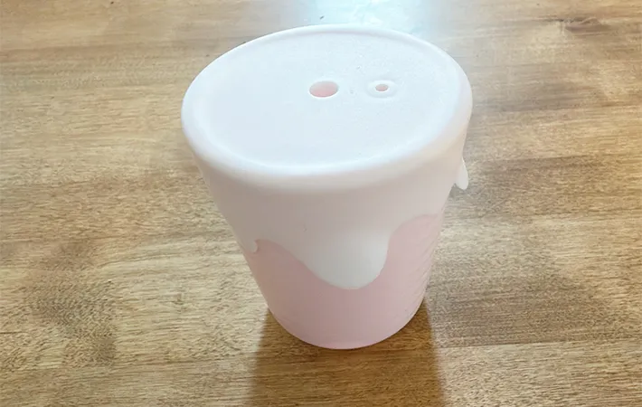 コップに取り付けた画像（撮影：エニママ）