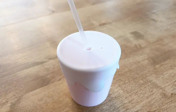 ストローを差し込んだ画像（撮影：エニママ）