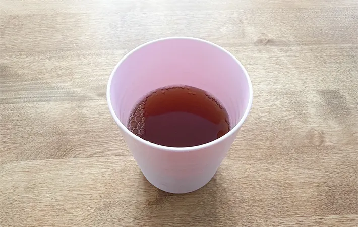 コップにお茶を注いだ画像（撮影：エニママ）