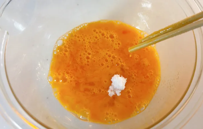 溶き卵に調味料を加えた画像（撮影：エニママ）