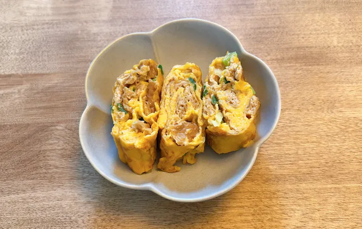 器に盛りつけたいなりの皮入り玉子焼きの画像（撮影：エニママ）