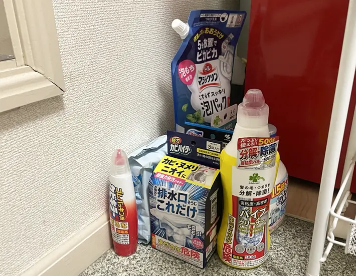 散らかった掃除用品の写真（撮影：grapeライフハック編集部）