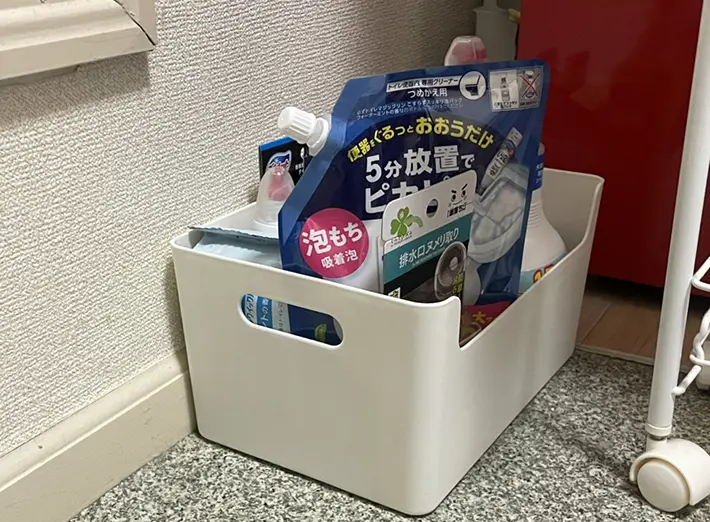収納ボックスに掃除用品を入れた写真（撮影：grapeライフハック編集部）