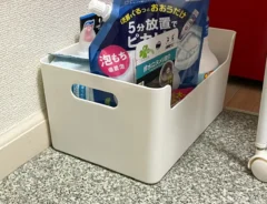 収納ボックスに掃除用品を入れた写真（撮影：grapeライフハック編集部）