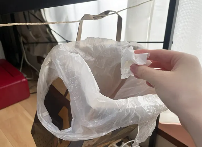紙袋をゴミ箱として使う写真（撮影：grapeライフハック編集部）
