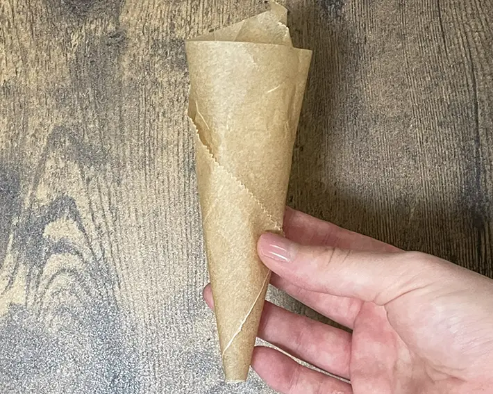 クッキングシートを巻く写真醤油差しの写真（撮影：grapeライフハック編集部）