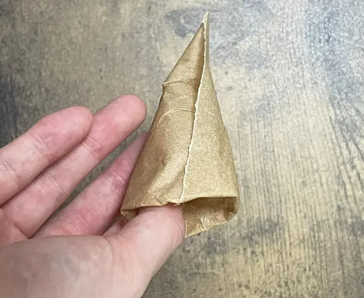 クッキングシートの端を折り込む写真醤油差しの写真（撮影：grapeライフハック編集部）