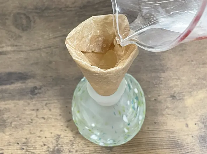 醤油差しに水を注ぐ写真（撮影：grapeライフハック編集部）