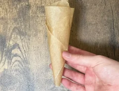 クッキングシートを巻く写真醤油差しの写真（撮影：grapeライフハック編集部）