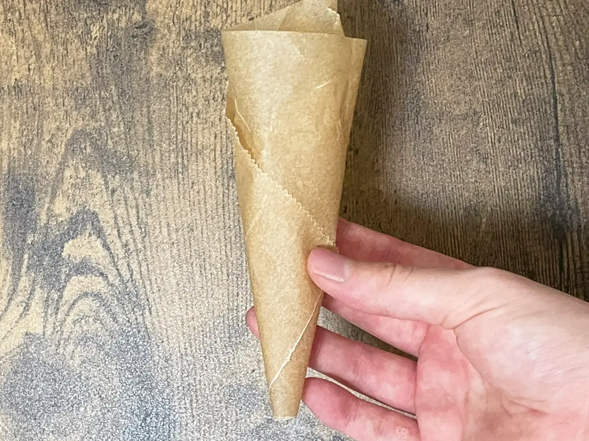 クッキングシートを巻く写真醤油差しの写真(撮影:grapeライフハック編集部)