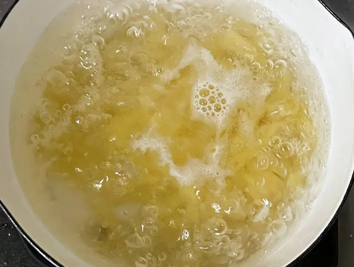 マカロニをゆでる写真（撮影：grapeフード編集部）