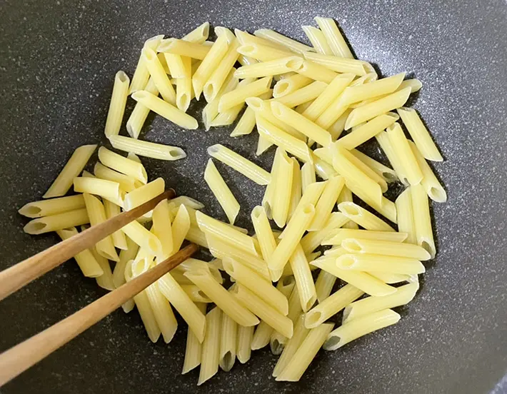 マカロニを炒める写真（撮影：grapeフード編集部）