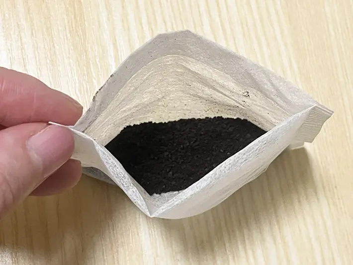 お茶パックにコーヒーグラウンズを入れた写真（撮影：grapeライフハック編集部）
