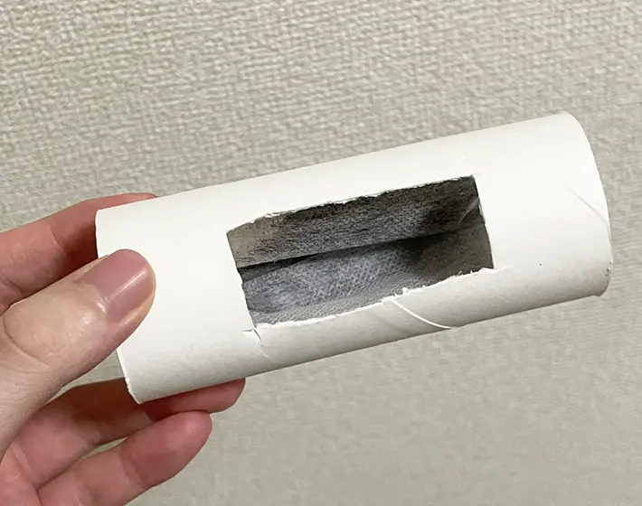 トイレットペーパーの芯にコーヒーグラウンズを入れた写真（撮影：grapeライフハック編集部）