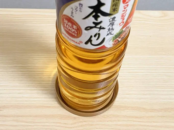 『ハーゲンダッツ』の蓋を調味用の液だれ受けとして使う写真（撮影：grapeライフハック編集部）