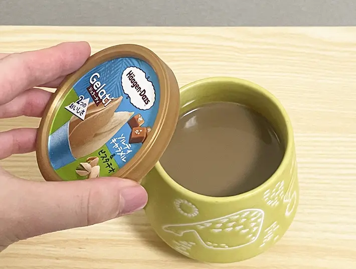 『ハーゲンダッツ』の蓋を活用する写真（撮影：grapeライフハック編集部）
