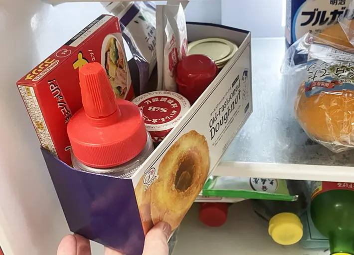 調味料を入れた箱を冷蔵庫にしまう写真（撮影：grapeライフハック編集部）