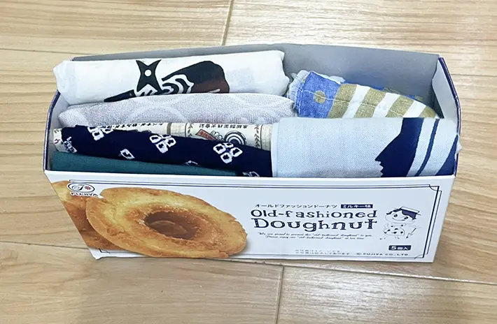 布を菓子の空き箱にしまう写真（撮影：grapeライフハック編集部）