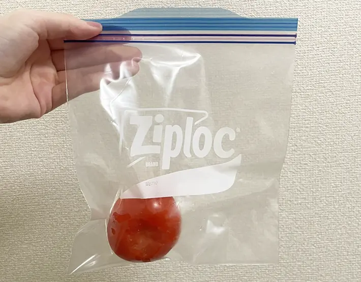 トマトを入れたジッパー袋の写真（撮影：grapeライフハック編集部）