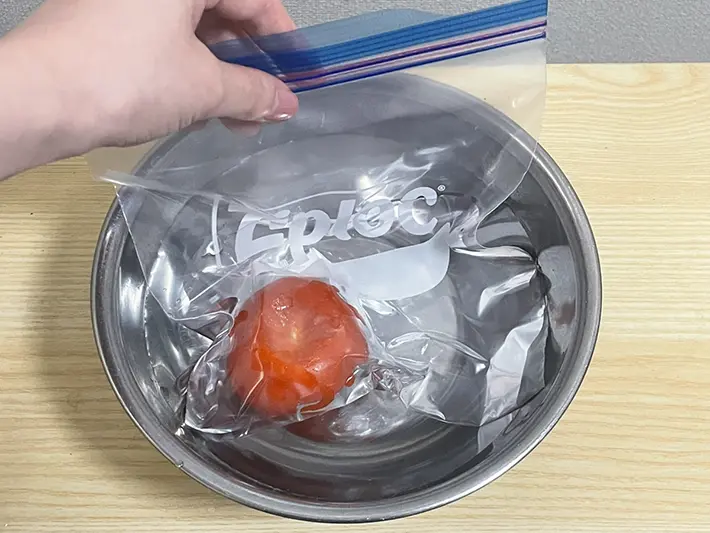 水にジッパー袋を沈める写真（撮影：grapeライフハック編集部）
