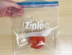 トマトを入れたジッパー袋の写真（撮影：grapeライフハック編集部）