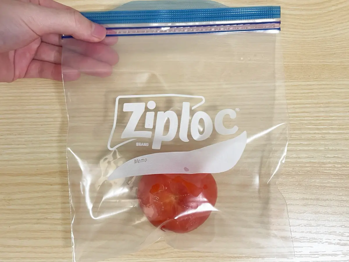 トマトを入れたジッパー袋の写真(撮影:grapeライフハック編集部)