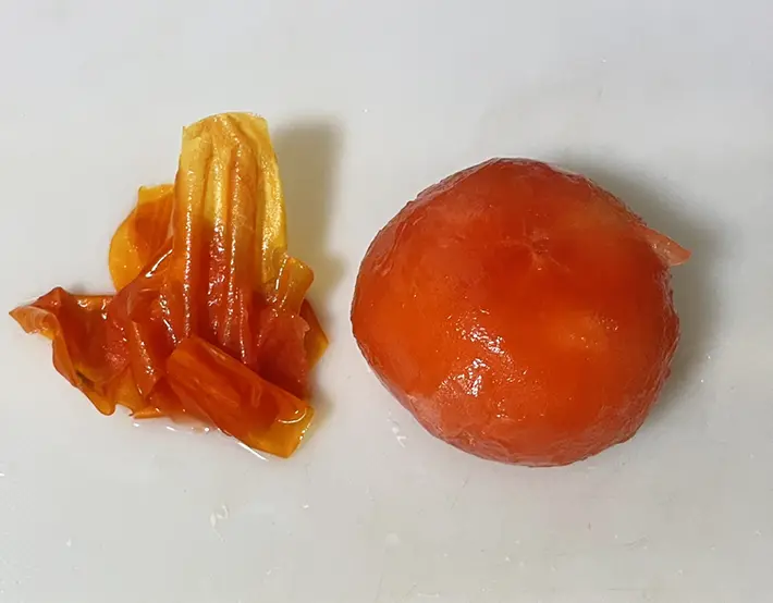 冷凍トマトの皮をむいた写真（撮影：grapeフード編集部）