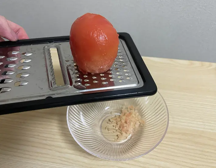 冷凍トマトを削る写真（撮影：grapeフード編集部）