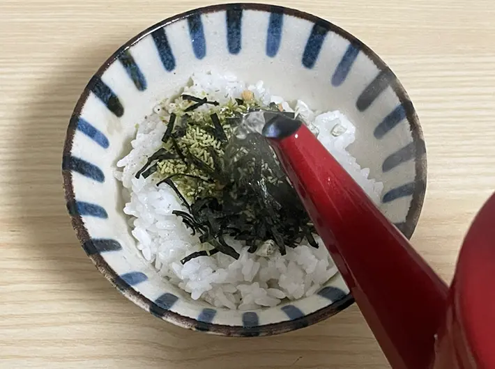 お茶漬けを作る写真（撮影：grapeフード編集部）