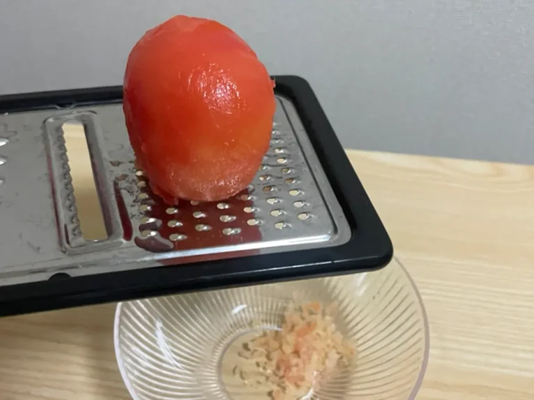 冷凍トマトを削る写真（撮影：grapeフード編集部）