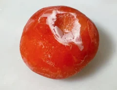 冷凍トマトの写真（撮影：grapeフード編集部）