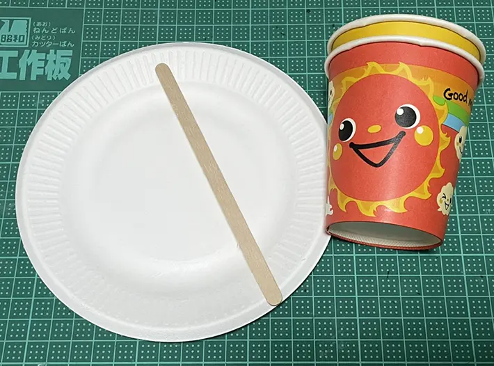 紙コップ、平皿、マドラーの写真（撮影：grapeライフハック編集部）