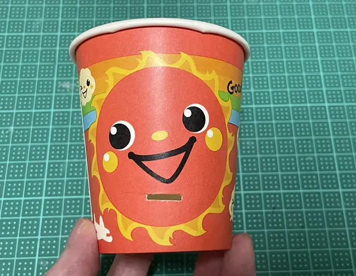 穴を開けた紙コップの写真（撮影：grapeライフハック編集部）