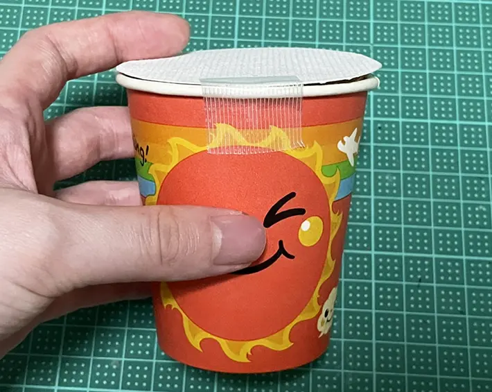 紙皿を紙コップに貼った写真（撮影：grapeライフハック編集部）