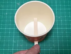 マドラーを紙コップに差し込んだ写真（撮影：grapeライフハック編集部）