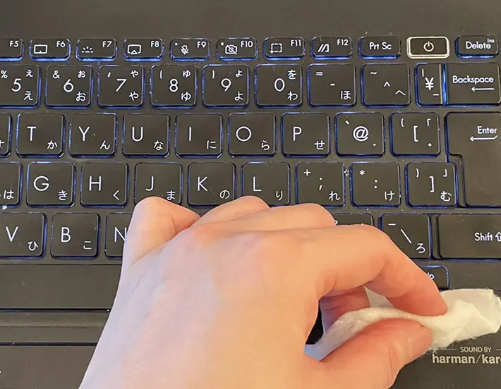 キーボードをコットンで掃除する写真（撮影：grapeライフハック編集部）