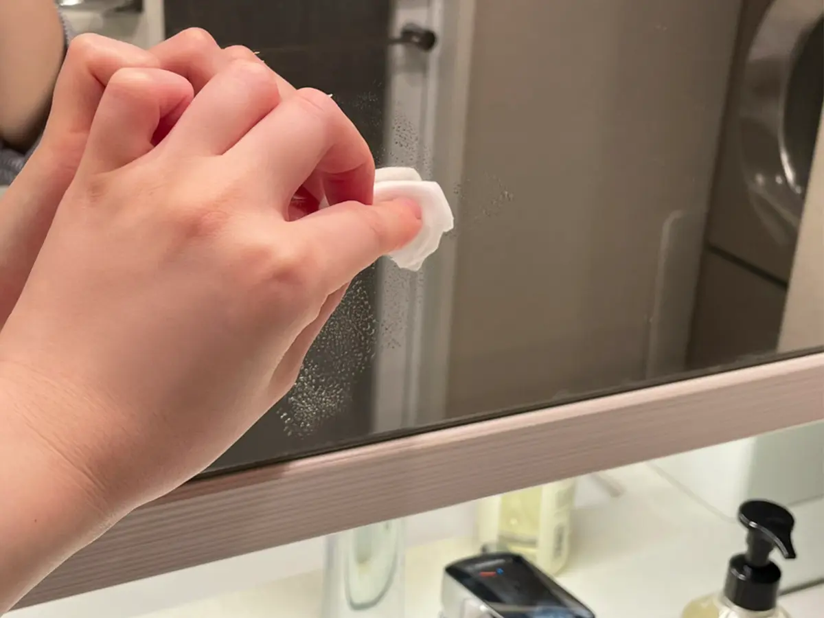 鏡をコットンで掃除する写真（撮影：grapeライフハック編集部）