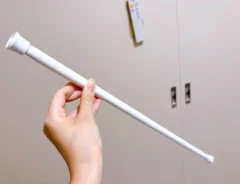 つっぱり棒を持った写真（撮影：grapeライフハック編集部）