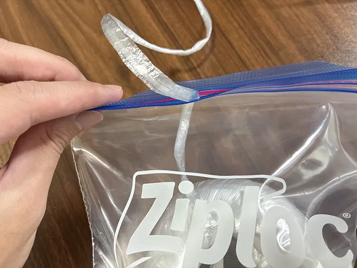 ビニール紐を入れて閉じたジッパー袋の口部分（撮影：grapeライフハック編集部）