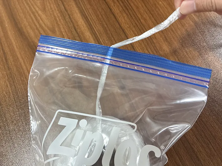 ジッパー袋から引き出すビニール紐（撮影：grapeライフハック編集部）