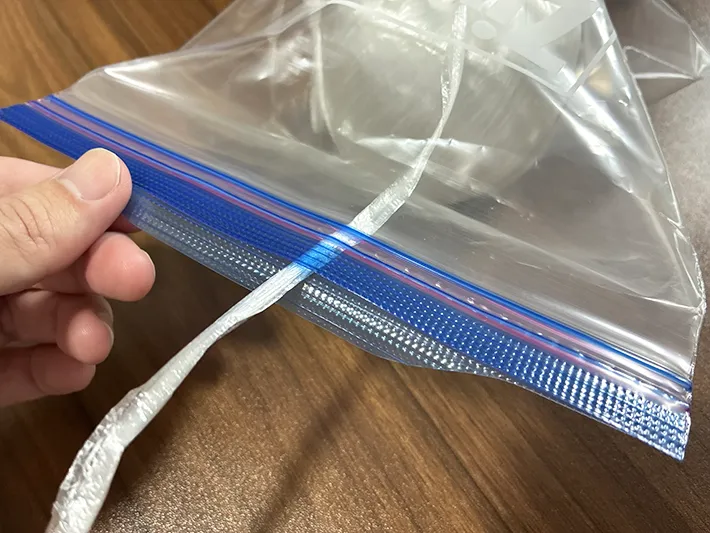 ビニール紐を入れて口を閉じたジッパー袋（撮影：grapeライフハック編集部）