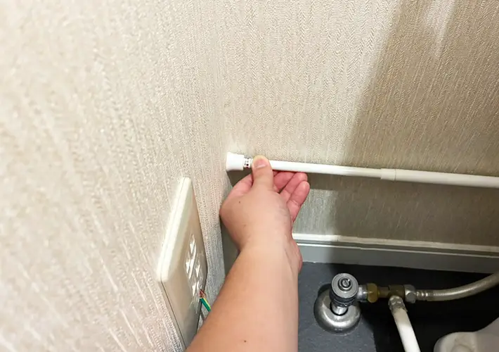 つっぱり棒とブックエンドの活用写真（撮影：grapeライフハック編集部）