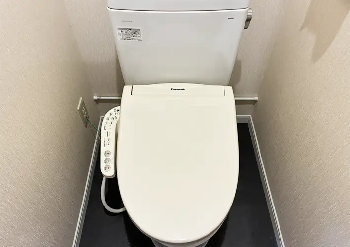 つっぱり棒とブックエンドの活用写真（撮影：grapeライフハック編集部）
