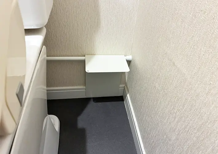 つっぱり棒とブックエンドの活用写真（撮影：grapeライフハック編集部）
