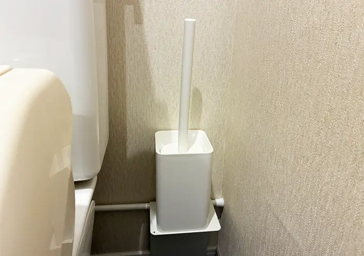 つっぱり棒とブックエンドの活用写真（撮影：grapeライフハック編集部）